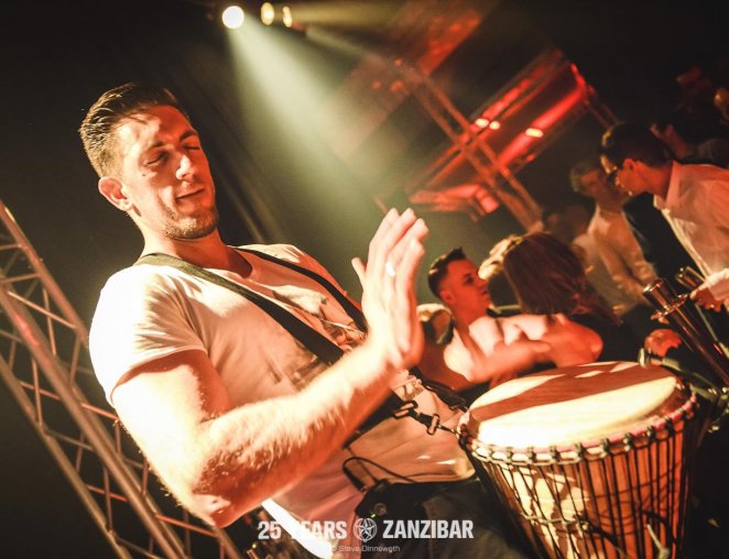 Sam Andreson percussie drum live act DJ samenspel duo act drummer djembe 