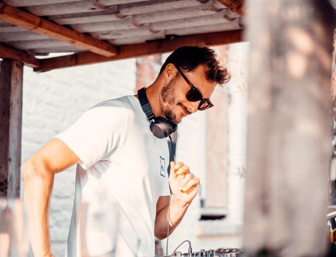 DJ Gueush Blueness Bar Food Music Foodtruck Lounge Funk Soul Disco Grooves Party Laid Back Vibes Festival Ostend Beach Sergio Herman Wedding DJ Receptie Huwelijk Deejay