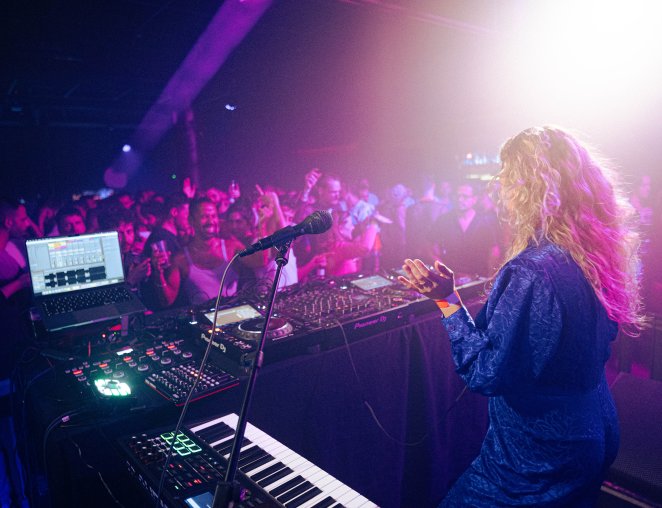 Mona Lee Hofnar DJ Vocalist Zang Ceremonie Events High End