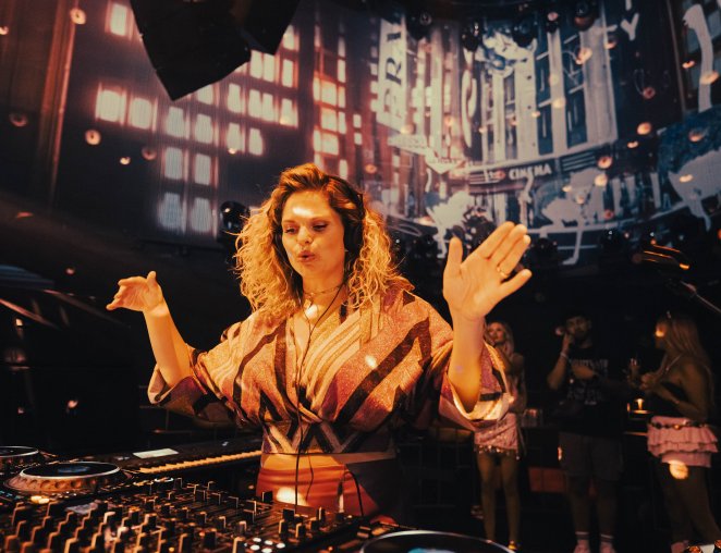 Mona Lee Hofnar DJ Vocalist Zang Ceremonie Events High End