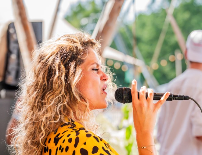 Mona Lee Hofnar DJ Vocalist Zang Ceremonie Events High End