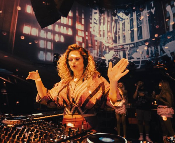 Mona Lee Hofnar DJ Vocalist Zang Ceremonie Events High End